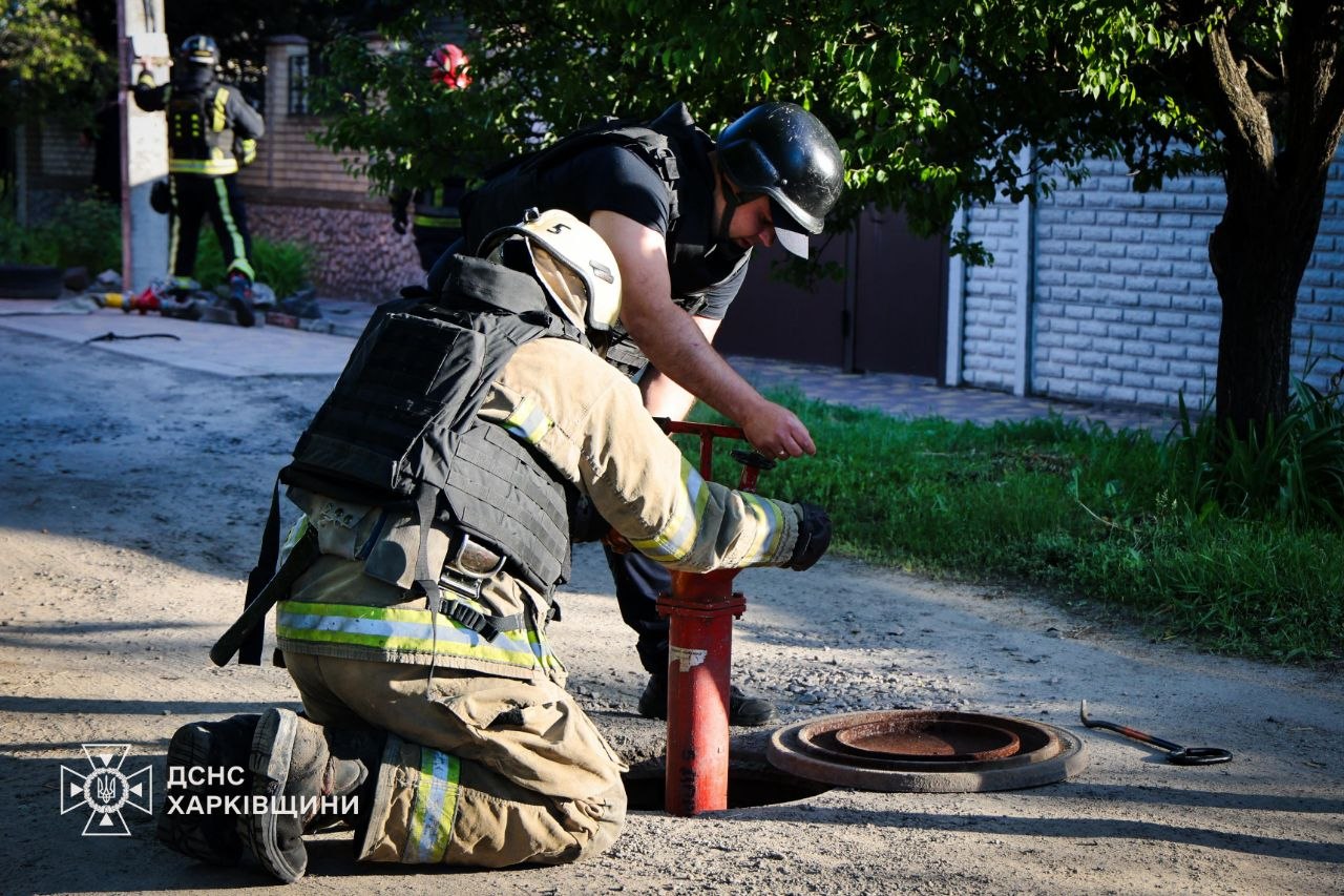 Ворожий дрон атакував Харків: рятувальники працювали на місці влучання